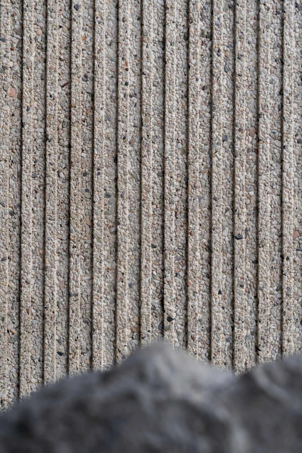 Ribbed raw concrete façade